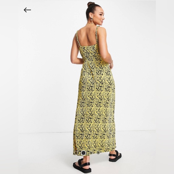 Asos Plisse Strappy Maxi Dress in Yellow Daisy Print - Picture 2 of 5